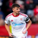 Kike Salas, jugador del Sevilla FC, en acción durante el partido contra el Girona en el Sánchez-Pizjuán.