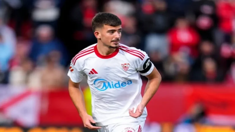 Kike Salas, jugador del Sevilla FC, en acción durante el partido contra el Girona en el Sánchez-Pizjuán.