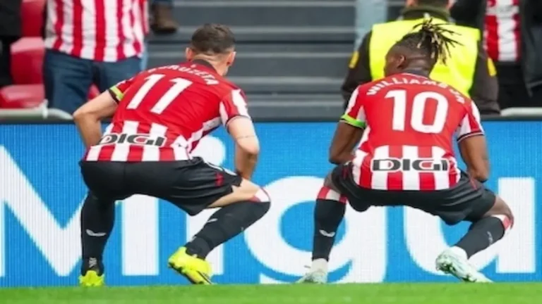 Nico Williams y Gorka Guruzeta celebrando un gol del Athletic Club sentados sobre el césped de San Mamés.