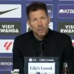 Diego Pablo Simeone, entrenador del Atlético de Madrid, con gesto serio durante la rueda de prensa tras el partido contra el Real Betis.