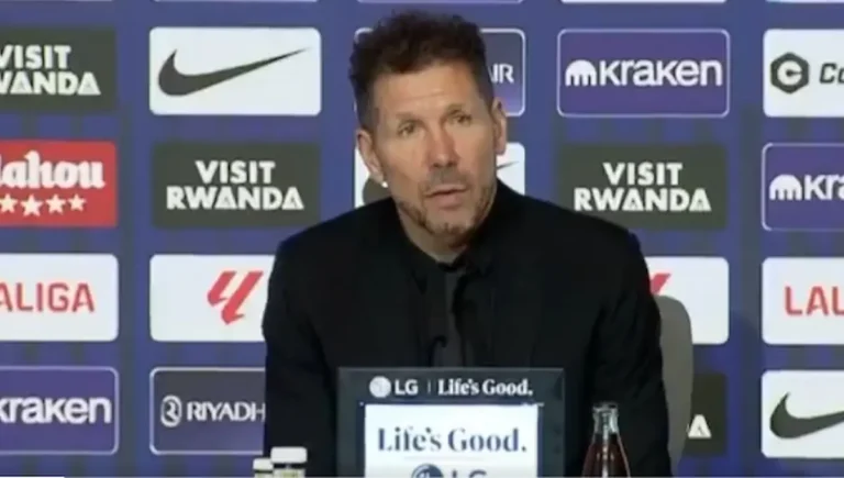 Diego Pablo Simeone, entrenador del Atlético de Madrid, con gesto serio durante la rueda de prensa tras el partido contra el Real Betis.