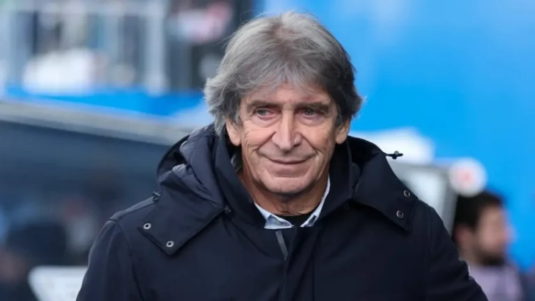 Manuel Pellegrini, entrenador del Real Betis, con gesto de satisfacción durante el partido contra el Atlético de Madrid