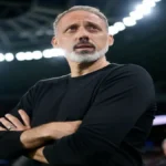 Pellegrino Matarazzo, entrenador de la Real Sociedad, con los brazos cruzados y gesto pensativo durante un partido en 2026.