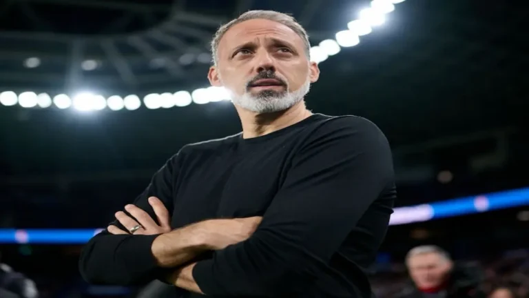 Pellegrino Matarazzo, entrenador de la Real Sociedad, con los brazos cruzados y gesto pensativo durante un partido en 2026.