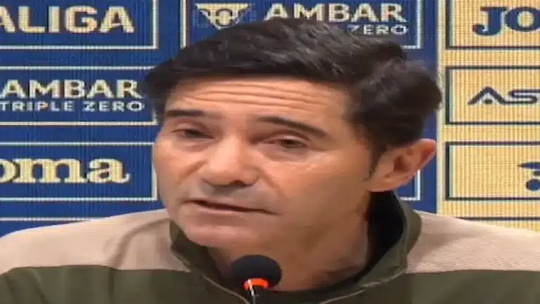 Marcelino García Toral, entrenador del Villarreal CF, durante una rueda de prensa analizando el sistema táctico del equipo.