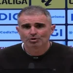 Gaizka Garitano, entrenador del Cádiz CF, compareciendo en rueda de prensa con gesto serio tras la derrota ante el Almería.