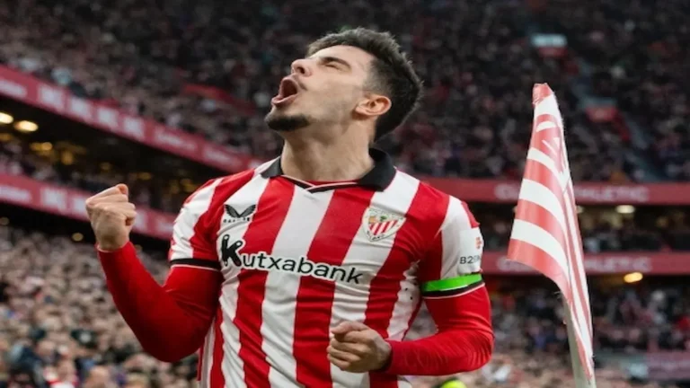 Nico Serrano celebrando con euforia en San Mamés tras su gran actuación frente al Levante.