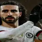 Marc Cucurella aplaudiendo a la grada con la equipación del Chelsea, objetivo de fichaje del Atlético de Madrid