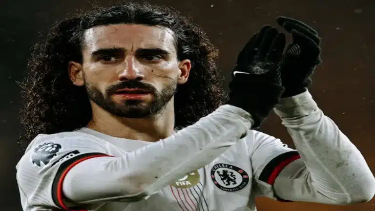 Marc Cucurella aplaudiendo a la grada con la equipación del Chelsea, objetivo de fichaje del Atlético de Madrid