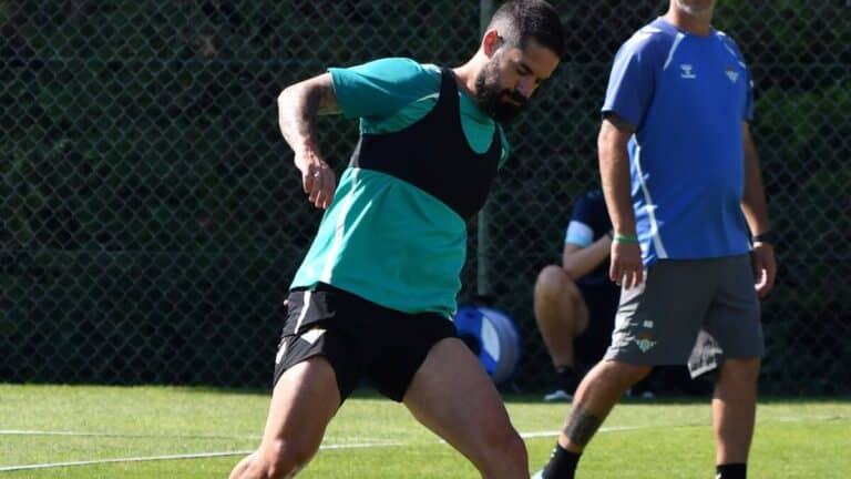 Isco Alarcón durante un entrenamiento con el Real Betis antes de su lesión, sin fecha confirmada para su regreso al césped
