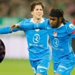 Ademola Lookman celebrando un gol mientras Julián Álvarez observa desde el segundo plano en el Atlético de Madrid.