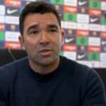 Deco, director deportivo del FC Barcelona, gesticulando durante una entrevista en las instalaciones del club.