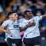 Umar Sadiq celebra su gol con el Valencia pidiendo perdón a la grada de Mestalla.
