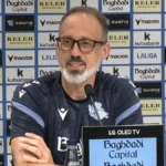Pellegrino Matarazzo, entrenador de la Real Sociedad, hablando en rueda de prensa en Zubieta ante un panel de patrocinadores.