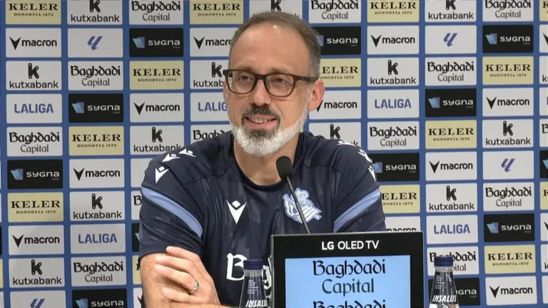 Pellegrino Matarazzo, entrenador de la Real Sociedad, hablando en rueda de prensa en Zubieta ante un panel de patrocinadores.