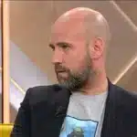 Primer plano del periodista Gonzalo Miró con barba y chaqueta oscura durante su intervención en un programa de televisión analizando la actualidad del Atlético de Madrid.