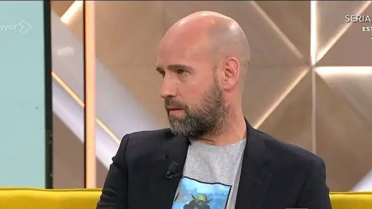 Primer plano del periodista Gonzalo Miró con barba y chaqueta oscura durante su intervención en un programa de televisión analizando la actualidad del Atlético de Madrid.
