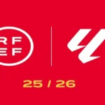 Logotipos de la Real Federación Española de Fútbol y LaLiga sobre fondo rojo con el texto 25/26.