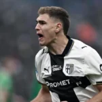 Mateo Pellegrino celebrando un gol con la camiseta del Parma en la Serie A.