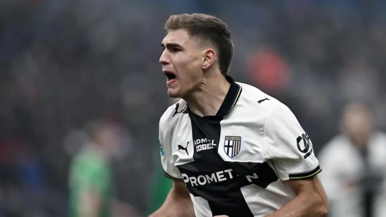 Mateo Pellegrino celebrando un gol con la camiseta del Parma en la Serie A.