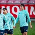 Jugadores del Athletic Club durante una sesión de entrenamiento en Lezama, mostrando buen ambiente y compañerismo.