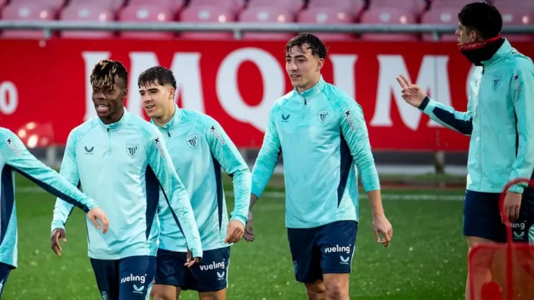 Jugadores del Athletic Club durante una sesión de entrenamiento en Lezama, mostrando buen ambiente y compañerismo.