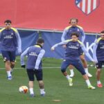 Jugadores del Atlético de Madrid entrenando en Majadahonda bajo la atenta mirada de Simeone antes de las semifinales de Copa.
