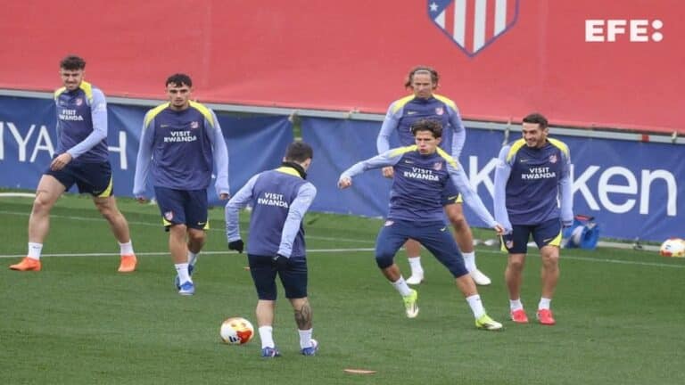 Jugadores del Atlético de Madrid entrenando en Majadahonda bajo la atenta mirada de Simeone antes de las semifinales de Copa.