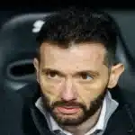 Carlos Corberán, entrenador del Valencia CF, con gesto serio y preocupado durante un partido en Mestalla.