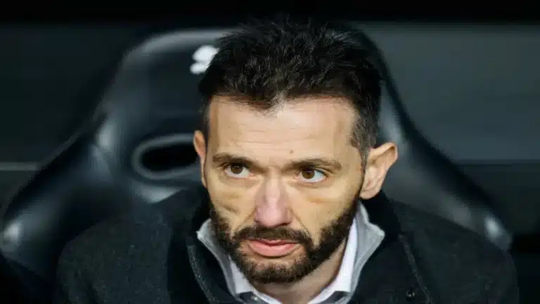 Carlos Corberán, entrenador del Valencia CF, con gesto serio y preocupado durante un partido en Mestalla.