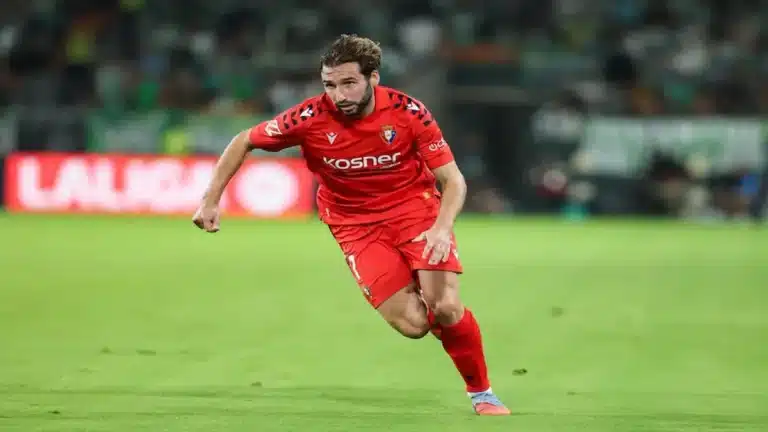 Jon Moncayola, centrocampista de Osasuna, corriendo durante un partido de liga en febrero de 2026.