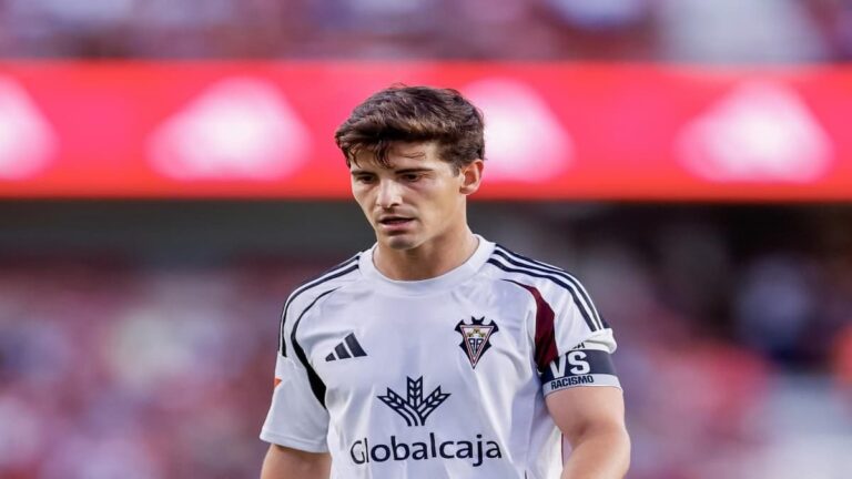 Riki Rodríguez, capitán del Albacete, durante un partido de Segunda División en 2026.