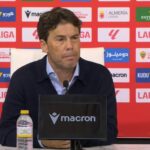 Rubi, entrenador de la UD Almería, gesticulando durante la rueda de prensa tras ganar al Ceuta.