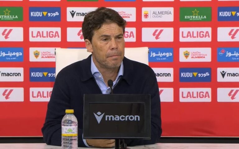 Rubi, entrenador de la UD Almería, gesticulando durante la rueda de prensa tras ganar al Ceuta.