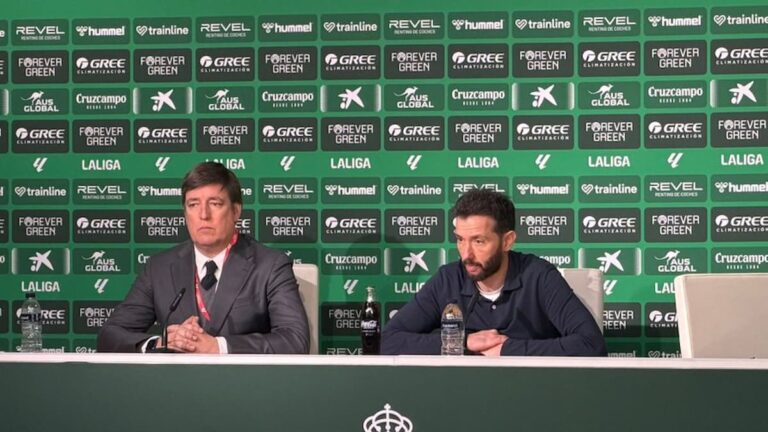 Carlos Corberán, entrenador del Valencia CF, con gesto serio durante la rueda de prensa en La Cartuja tras perder contra el Betis.