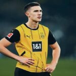 Nico Schlotterbeck con la camiseta del Borussia Dortmund durante un partido de la Bundesliga.