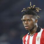 Nico Williams durante el partido contra el Valencia en Mestalla, asistiendo en el gol de la victoria.