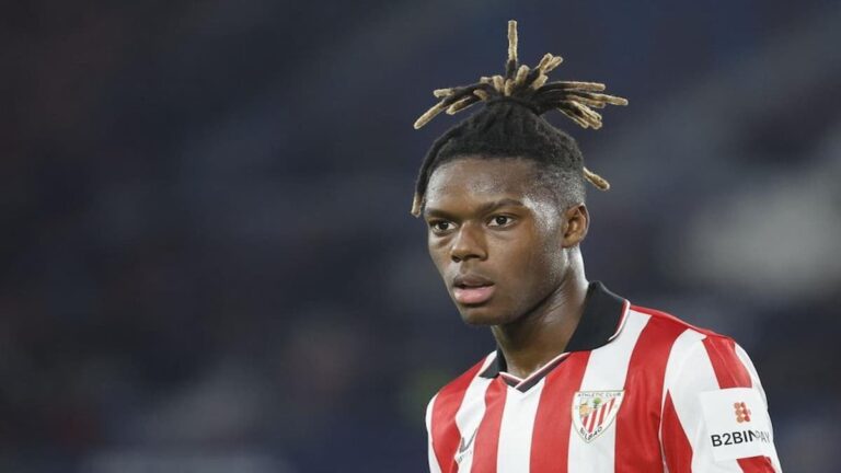 Nico Williams durante el partido contra el Valencia en Mestalla, asistiendo en el gol de la victoria.