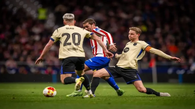Ademola Lookman durante el partido de ida de semifinales de Copa del Rey entre el Atlético de Madrid y el FC Barcelona en el Riyadh Air Metropolitano.