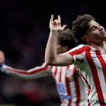 Julián Alvarez celebrando su gol con el Atlético de Madrid frente a la afición en el Estadio Metropolitano.