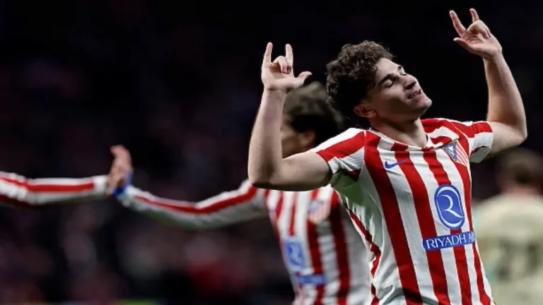 Julián Alvarez celebrando su gol con el Atlético de Madrid frente a la afición en el Estadio Metropolitano.