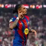 Raphinha celebra un gol con el FC Barcelona, señalando el regreso de las piezas clave para la Copa del Rey.