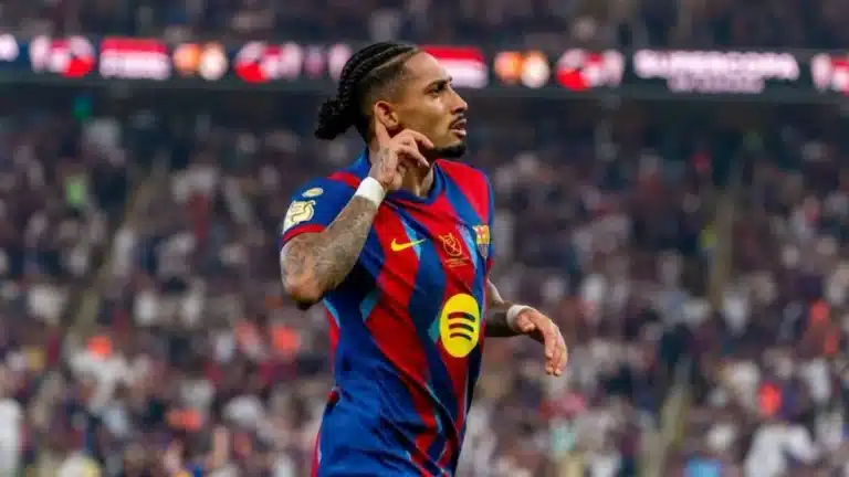 Raphinha celebra un gol con el FC Barcelona, señalando el regreso de las piezas clave para la Copa del Rey.