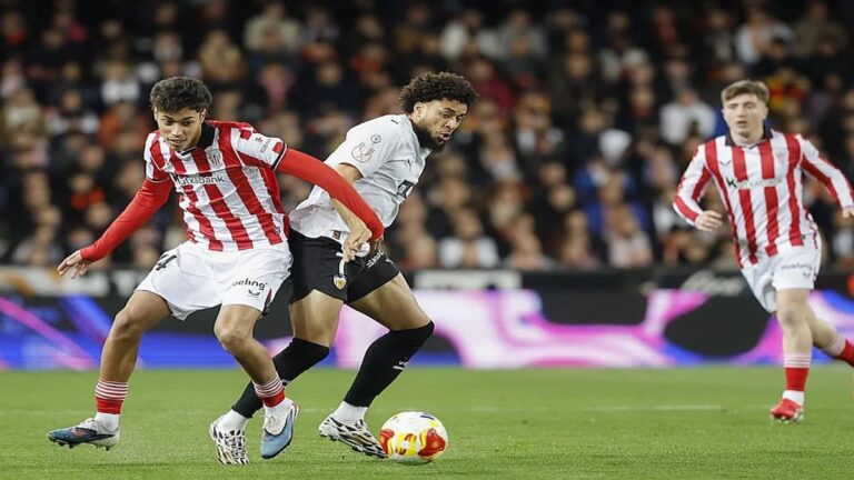 Acción de juego entre un jugador del Athletic Club y otro del Valencia CF durante los cuartos de final de la Copa del Rey en Mestalla.