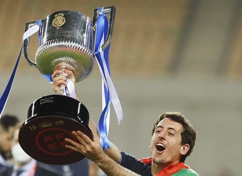 Oyarzabal celebrando con el trofeo de la Copa del Rey ante la afición.