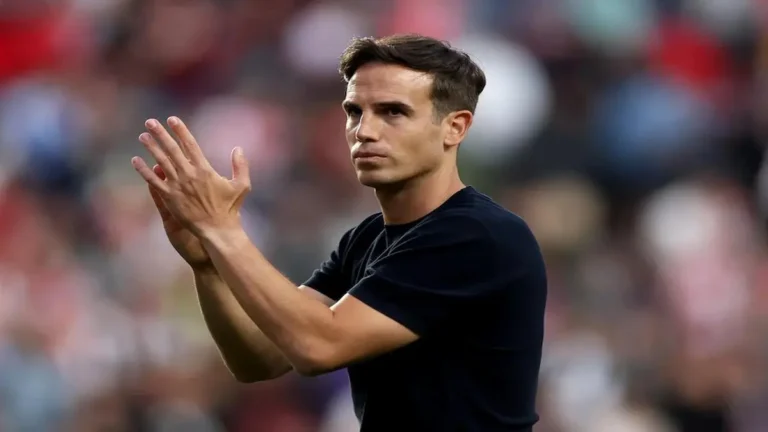 Íñigo Pérez, entrenador del Rayo Vallecano, aplaudiendo con gesto serio durante un partido en 2026.