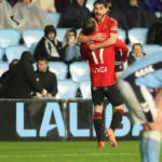Jugadores de Osasuna presionando al RC Celta durante un partido de LaLiga