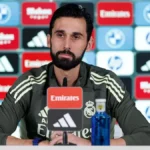 Álvaro Arbeloa, entrenador del Real Madrid, compareciendo en rueda de prensa ante los medios de comunicación en Valdebebas.