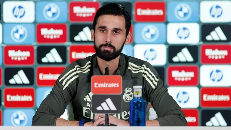 Álvaro Arbeloa, entrenador del Real Madrid, compareciendo en rueda de prensa ante los medios de comunicación en Valdebebas.