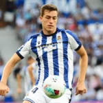 Luka Sucic, centrocampista de la Real Sociedad, controlando un balón durante el partido ante el Elche.